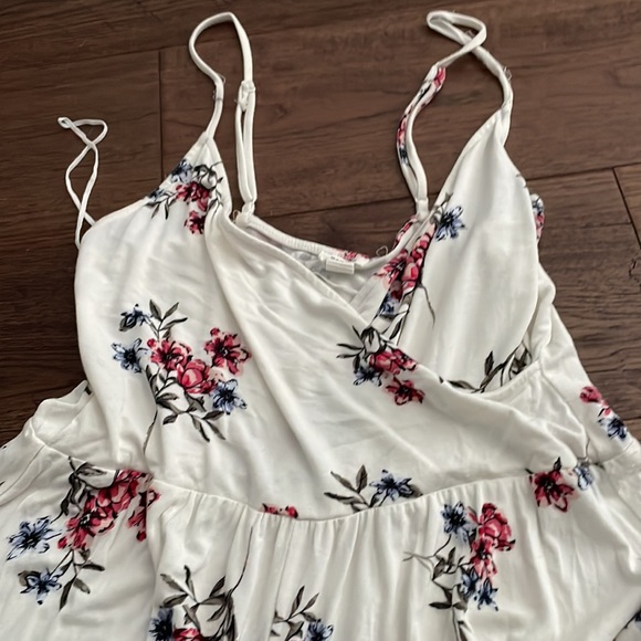 Garage romper size medium - Picture 2 of 3